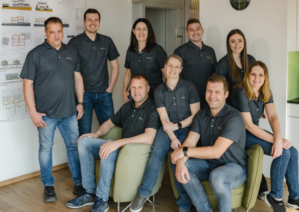 Gruppenfoto Büro zusammengeschnitten